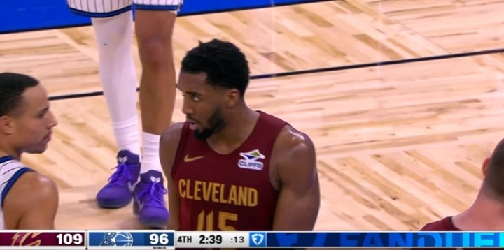 皇冠体育网址-⚡太韦德了！米切尔迷踪步把班凯罗晃得找不着北 替补席疯了